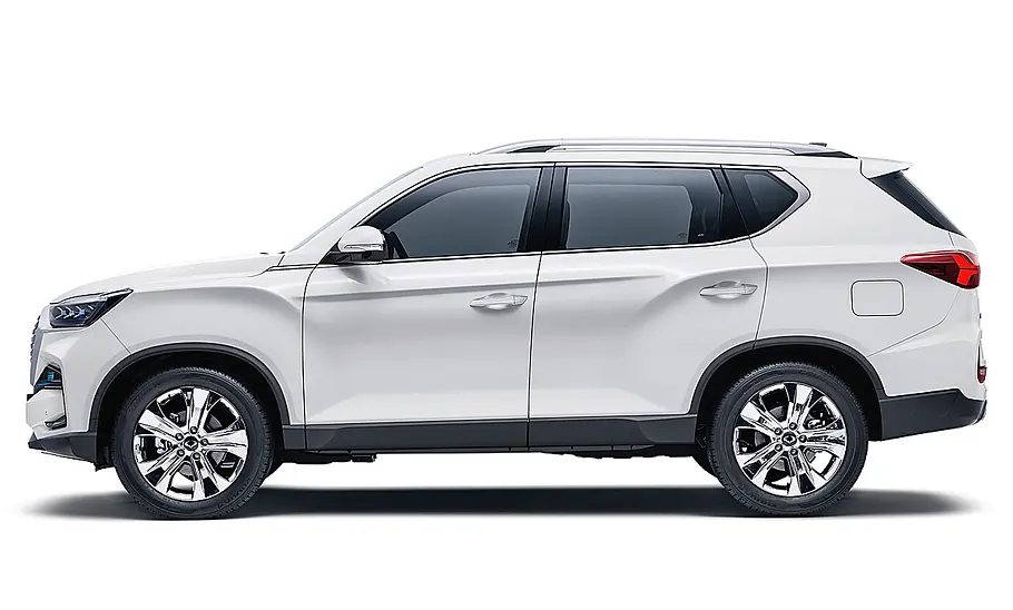 Das KGM Rexton Facelift (2021) steht vor weißem Hintergrund, von links fotografiert.