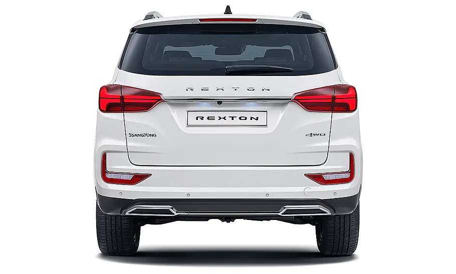 Das KGM Rexton Facelift (2021) steht vor weißem Hintergrund, von hinten fotografiert.