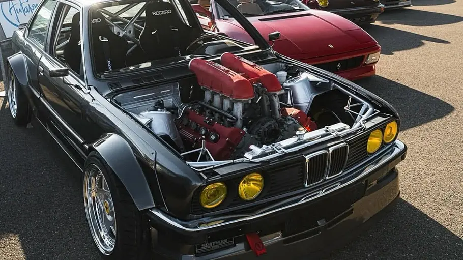 Starfobar BMW E30 mit Ferrari-V8 Starfobar BMW E30 mit Ferrari-V8, fotografiert von schräg oben, mit anderen Fahrzeugen.