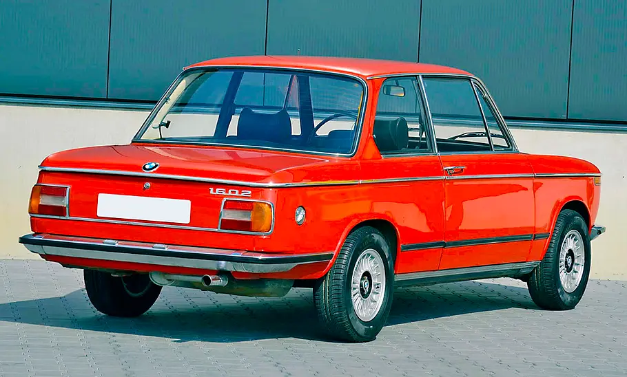 Der BMW 1602 statisch von schräg hinten fotografiert.