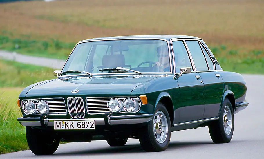 Der BMW 2500 fahrend von schräg vorne fotografiert.
