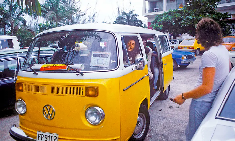 Bob Marleys VW Bus T2 statisch von schräg vorne fotografiert.