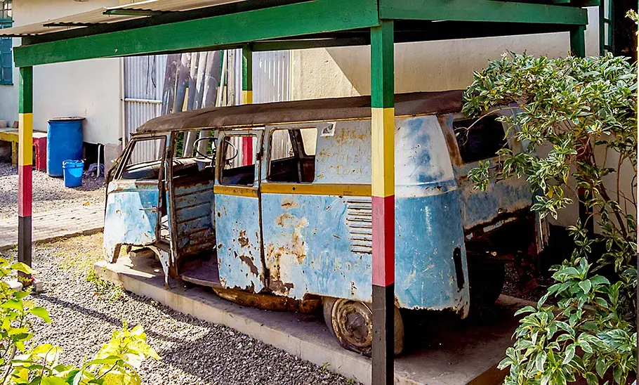 Bob Marleys VW Bus T1 statisch von schräg hinten fotografiert.