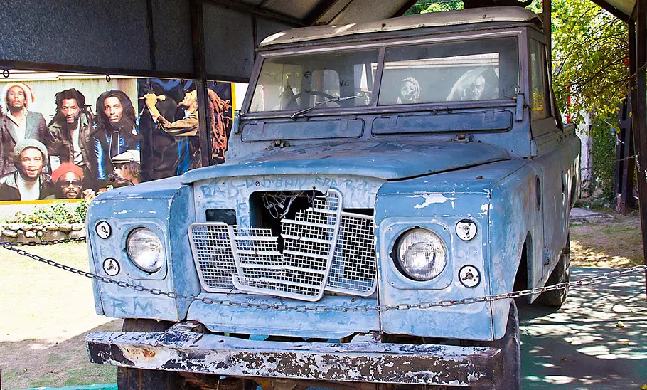 Bob Marleys Land Rover Defender Series III statisch von vorne fotografiert.