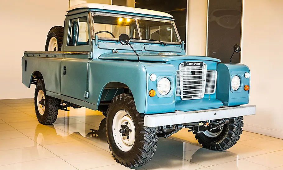 Bob Marleys restaurierter Land Rover Defender Series III statisch von schräg vorne fotografiert.