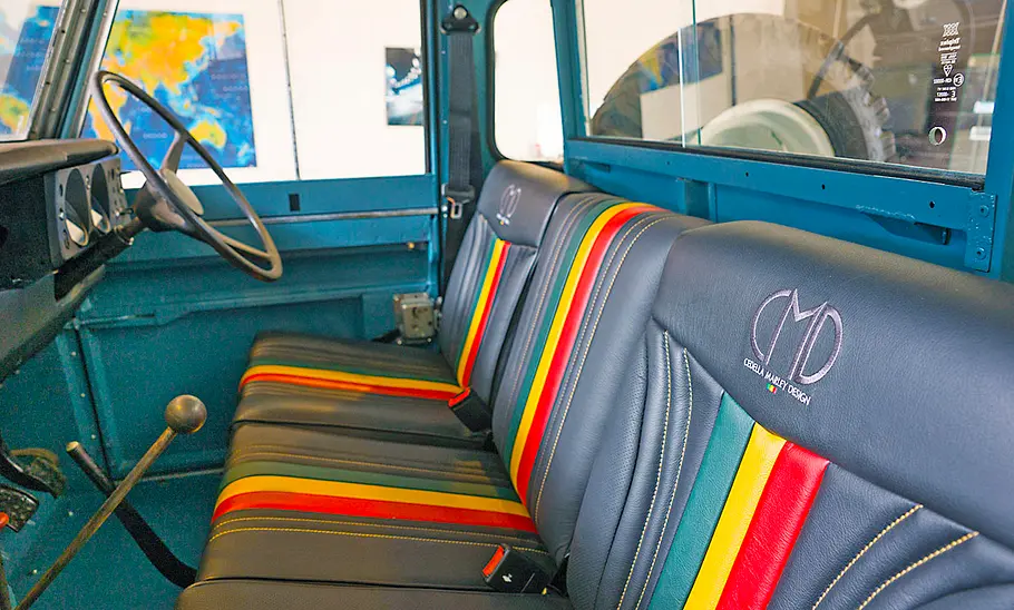 Der Innenraum des Land Rover Defender Series III.