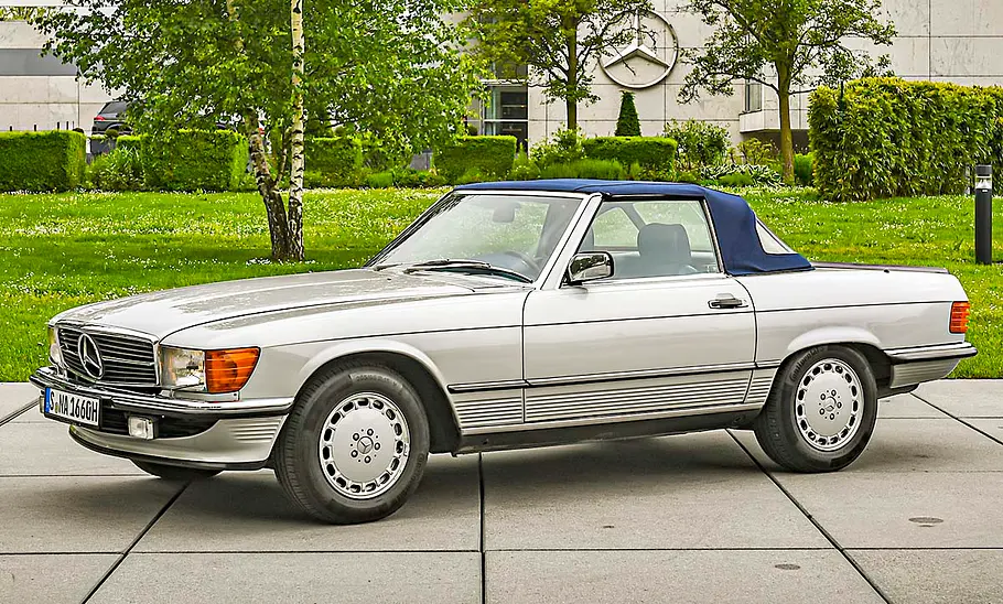 Der Mercedes SL (R107) statisch schräg von der Seite fotografiert