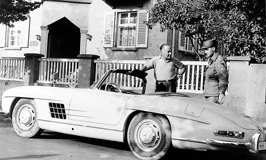 Mercedes 300 SL Roadster Seitenansicht mit Elvis