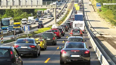 Stau auf Autobahn - Foto: Imago