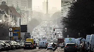 Eine vielbefahrene Straße mit vielen Fahrzeugen. - Foto: Imago