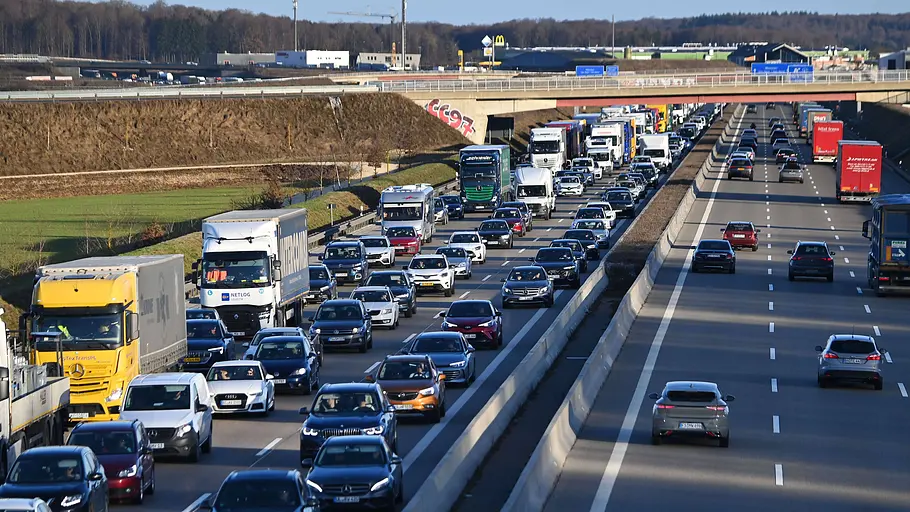 Staumelder Symbolbild zeigt eine Autobahn mit Stau.