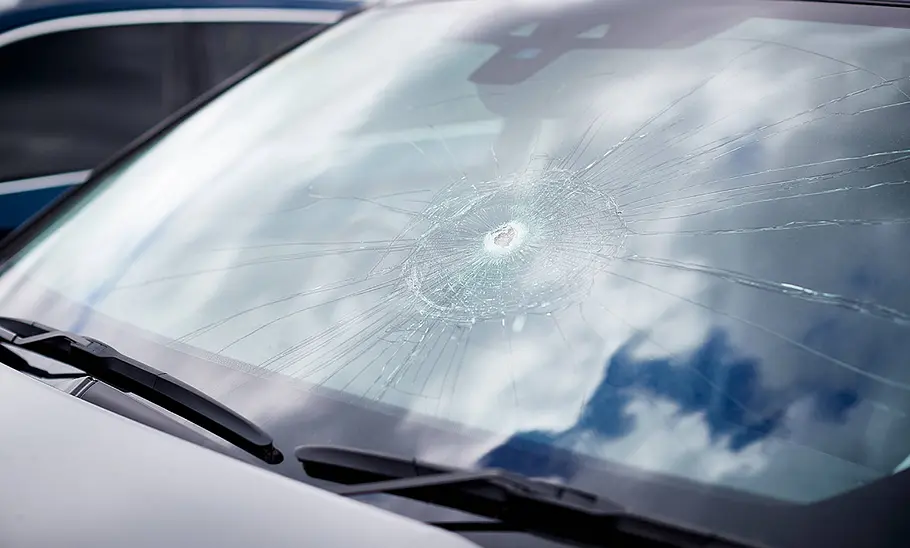 Die Windschutzscheibe eines Autos mit starker Beschädigung.
