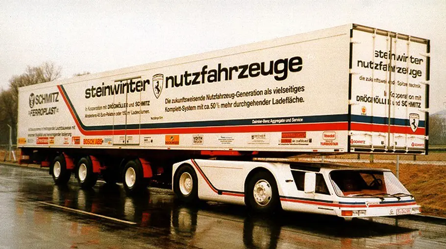 Der Steinwinter Supercargo 20.40 stehend von schräg vorne.