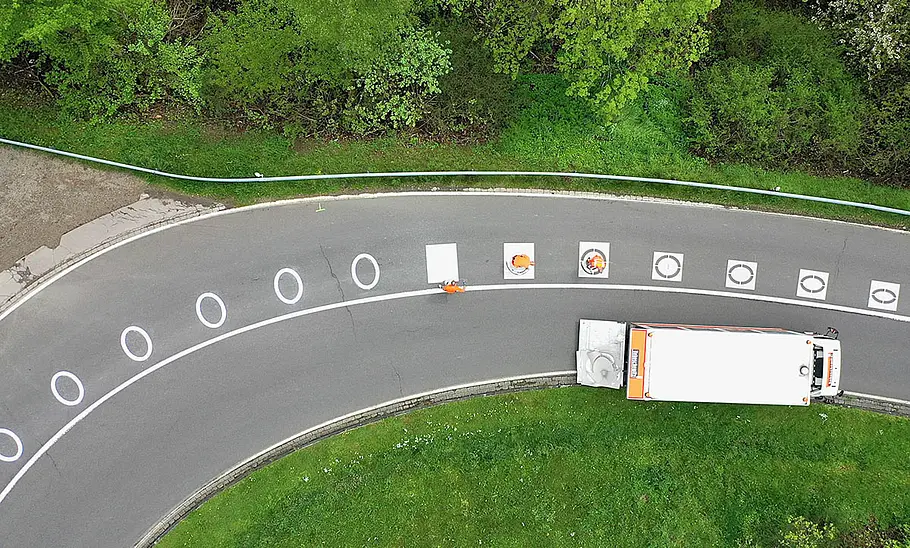 Ein Luftbild zeigt die Straßenmarkierung für Motorräder von oben.