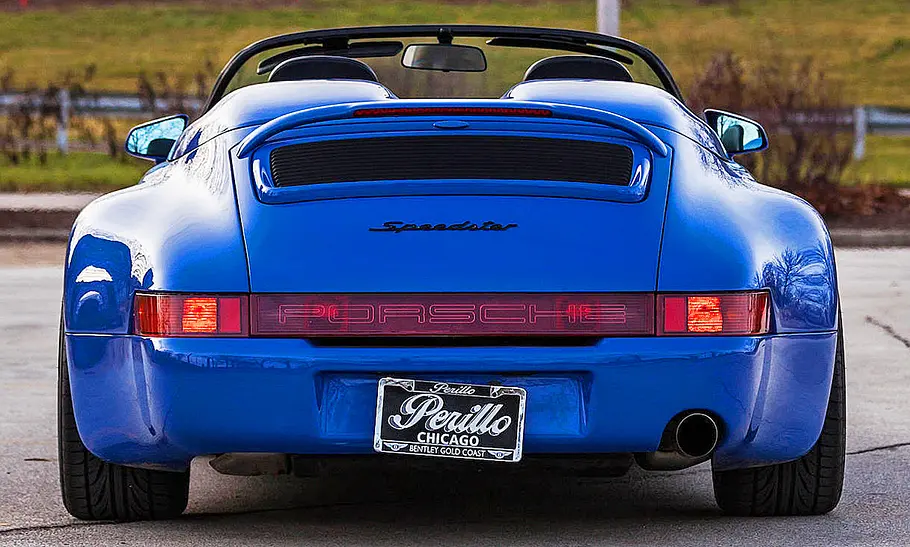 Porsche 964 Strosek Mega Speedster Der Porsche 911 Strosek Mega Speedster stehend von hinten