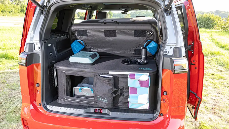 Die Stuff Bubble Aufblas-Campingbox im geöffneten Kofferraum eines VW ID. Buzz GTX.