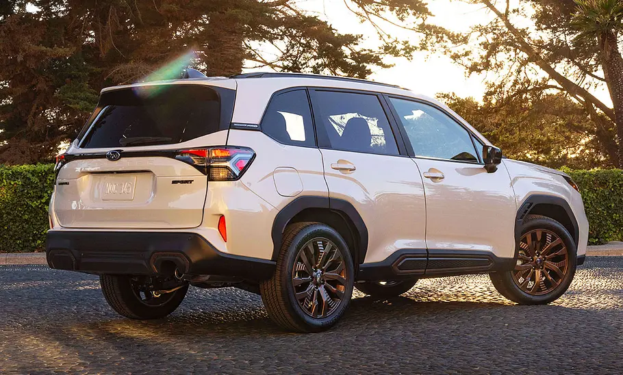 Subaru Forester (2025) statisch von rechts hinten.