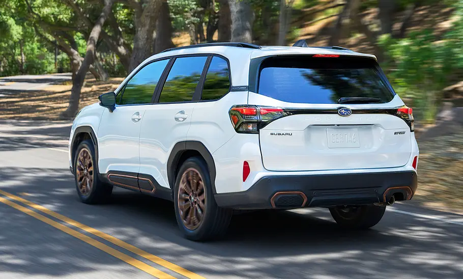Subaru Forester (2025) fährt auf einer Straße, Ansicht von hinten links.