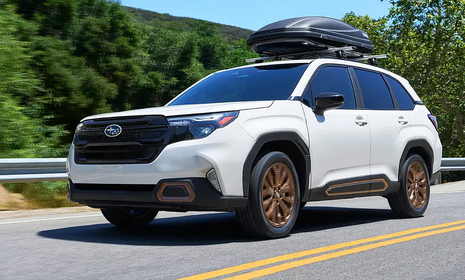 Subaru Forester (2025) fährt auf einer Straße, Ansicht von vorne links.