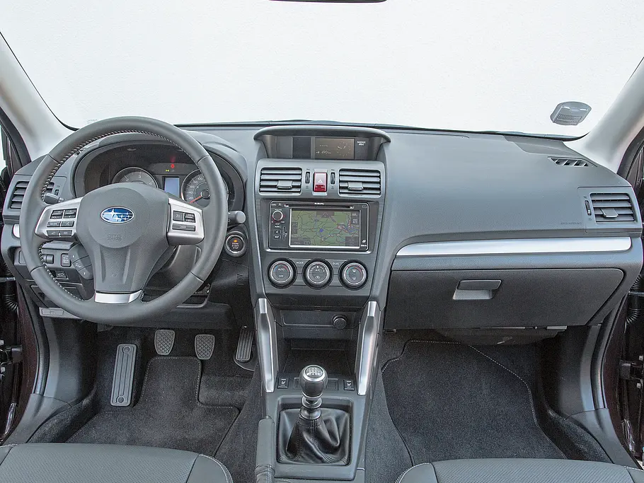 Subaru Forester 2.0 D Kompakt-SUV Vergleich Bilder technische Daten Cockpit