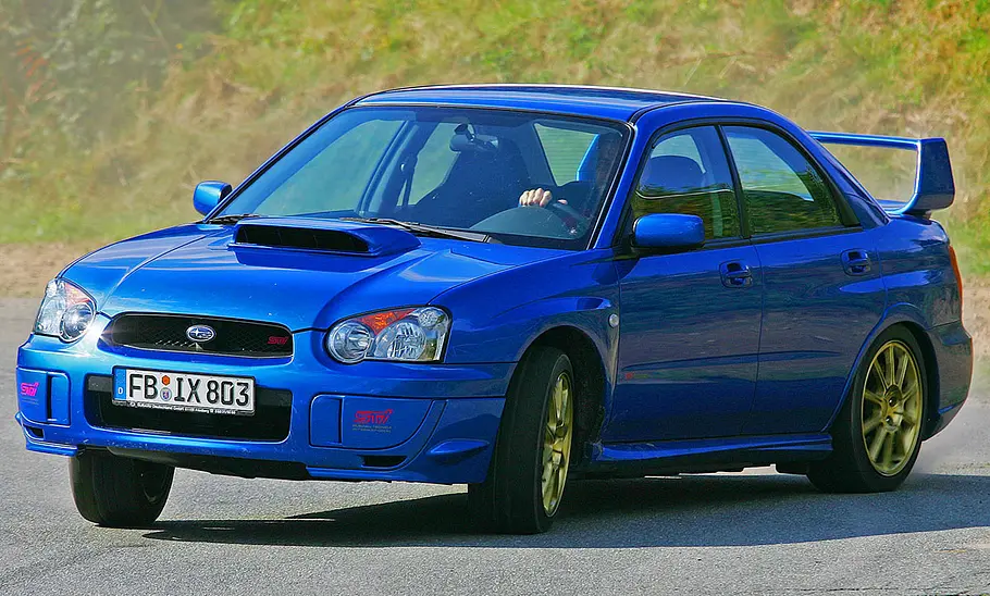 Subaru Impreza WRX STI fahrend von vorne.