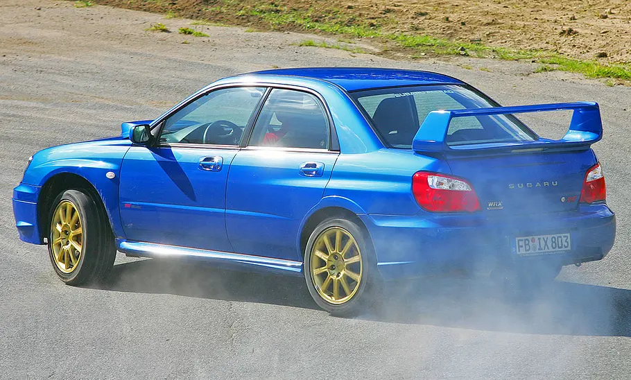 Subaru Impreza WRX STI Der Subaru Impreza WRX STI fahrend von hinten.