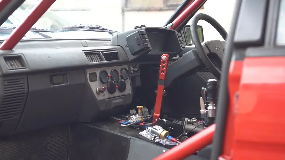 Cockpit des Subaru Justy mit V8 Twin-Turbo, fotografiert von schräg links.