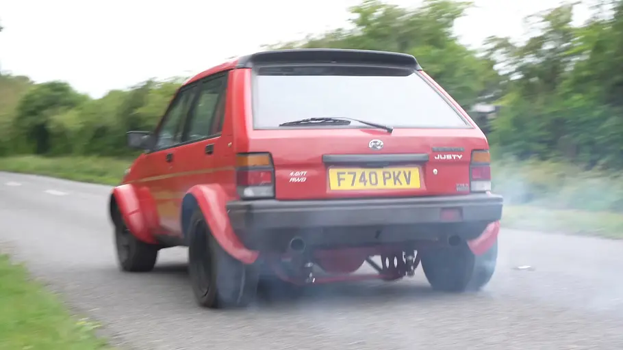 Subaru Justy mit V8 Twin-Turbo, fahrend fotografiert von schräg hinten.