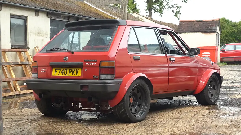 Subaru Justy mit V8 Twin-Turbo, fotografiert von schräg hinten.