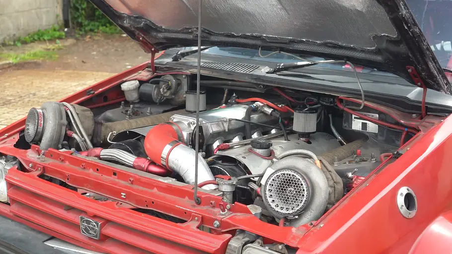 Motor des Subaru Justy mit V8 Twin-Turbo, fotografiert von schräg vorne.