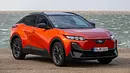 Subaru Uncharted parkt an einem Gewässer. Ansicht von vorne rechts. - Foto: Subaru