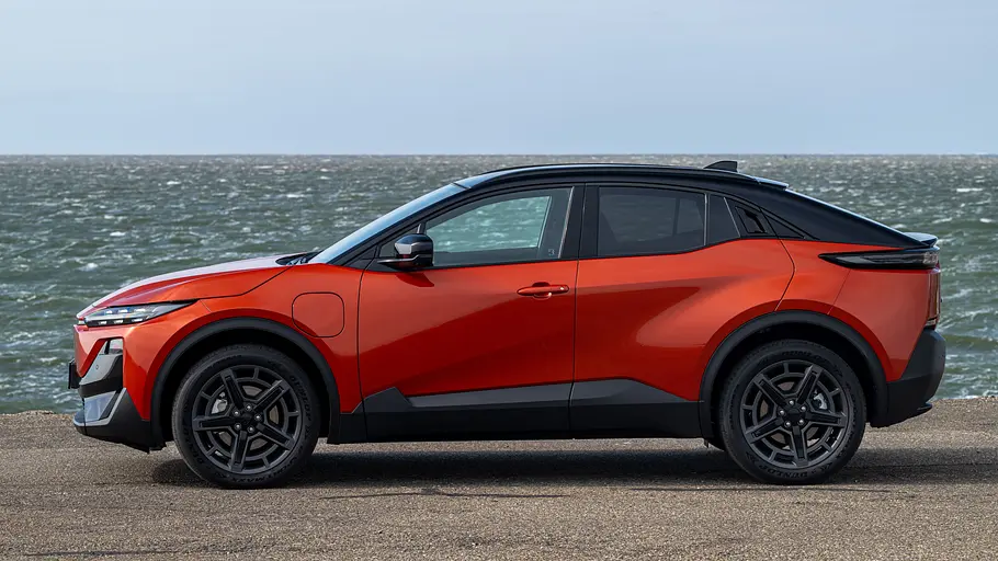 Subaru Uncharted (2026) Subaru Uncharted parkt an einem Gewässer. Ansicht von der linken Seite.