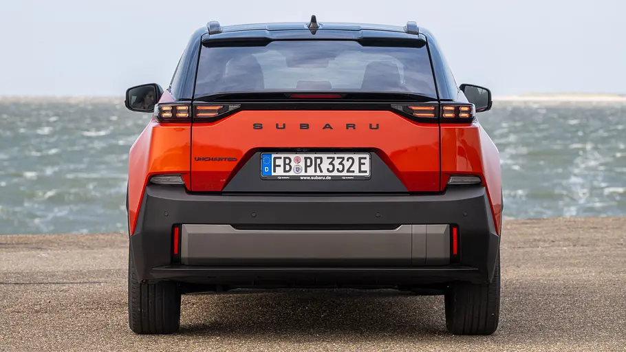 Subaru Uncharted (2026) Subaru Uncharted parkt an einem Gewässer. Ansicht von hinten.