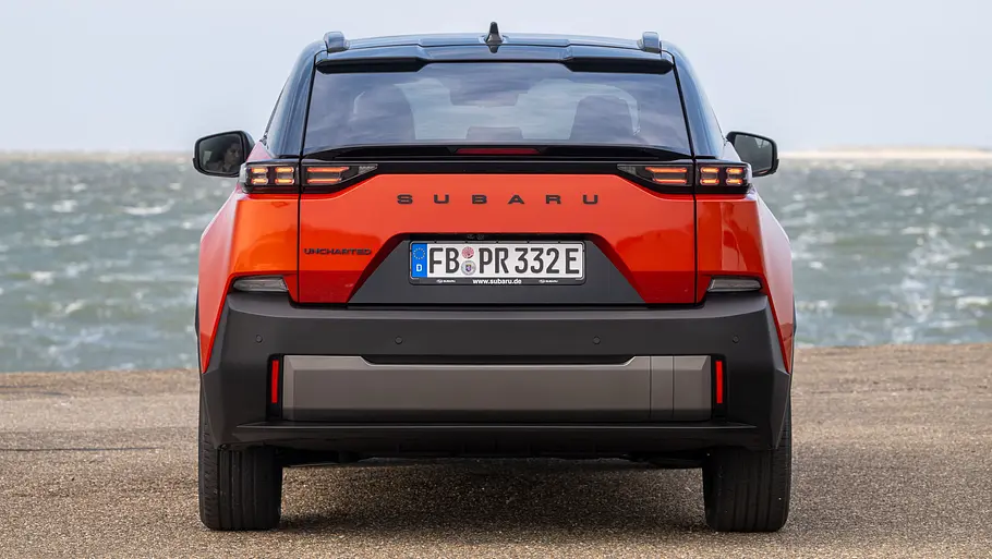 Subaru Uncharted (2026) steht an einem Gewässer, Ansicht von hinten.