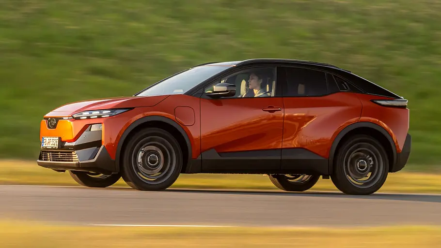 Subaru Uncharted (2026) Subaru Uncharted fährt auf der Straße, Ansicht von der linken Seite.