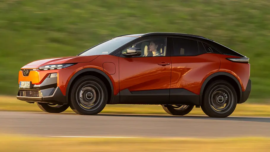 Subaru Uncharted (2026) fahrend auf einer Landstraße, Ansicht von der linken Seite.