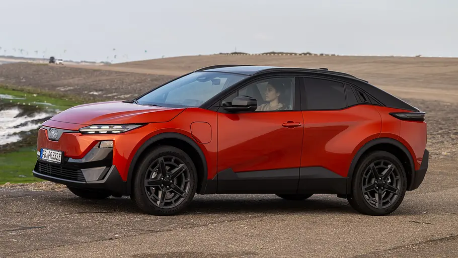 Subaru Uncharted (2026) Subaru Uncharted parkt an einem Gewässer. Ansicht von der linken Seite