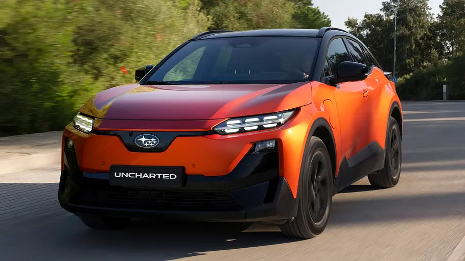 Subaru Uncharted (2026) Subaru Uncharted fährt auf der Straße, Ansicht von vorne.