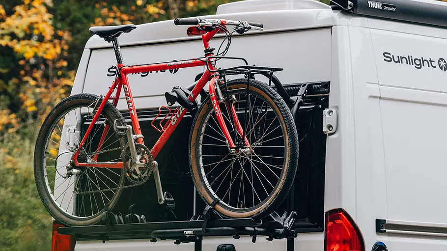 Sunlight Cliff 540 Die Detailaufnahme zeigt ein Fahrrad, das am Heckträger des Sunlight Cliff 540 befestigt ist.