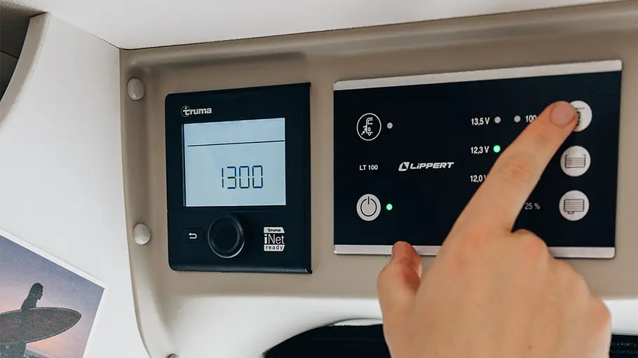Sunlight Cliff 540 Die Detailaufnahme zeigt einen Finger am digitalen Bedienpanel im Innenraum des Sunlight Cliff 540.