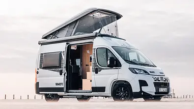 Der Sunlight Cliff 540V Vanlife statisch von schräg vorne rechts mit geöffnetem Schlafdach am Strand. - Foto: Sunlight
