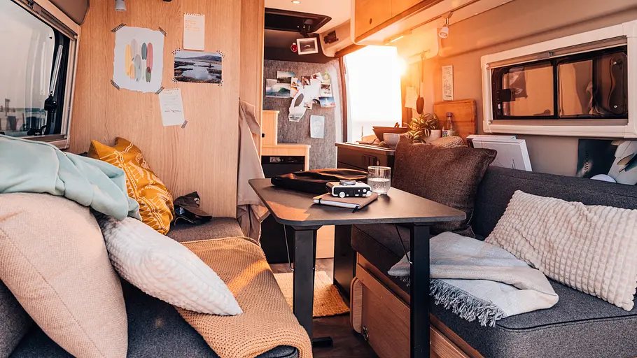 Sunlight Cliff 540V Vanlife Der Wohnraum durch die Hecktüren fotografiert. Durch die geöffnete Schiebetüre strahlt die untergehende Sonne in den Innenraum.