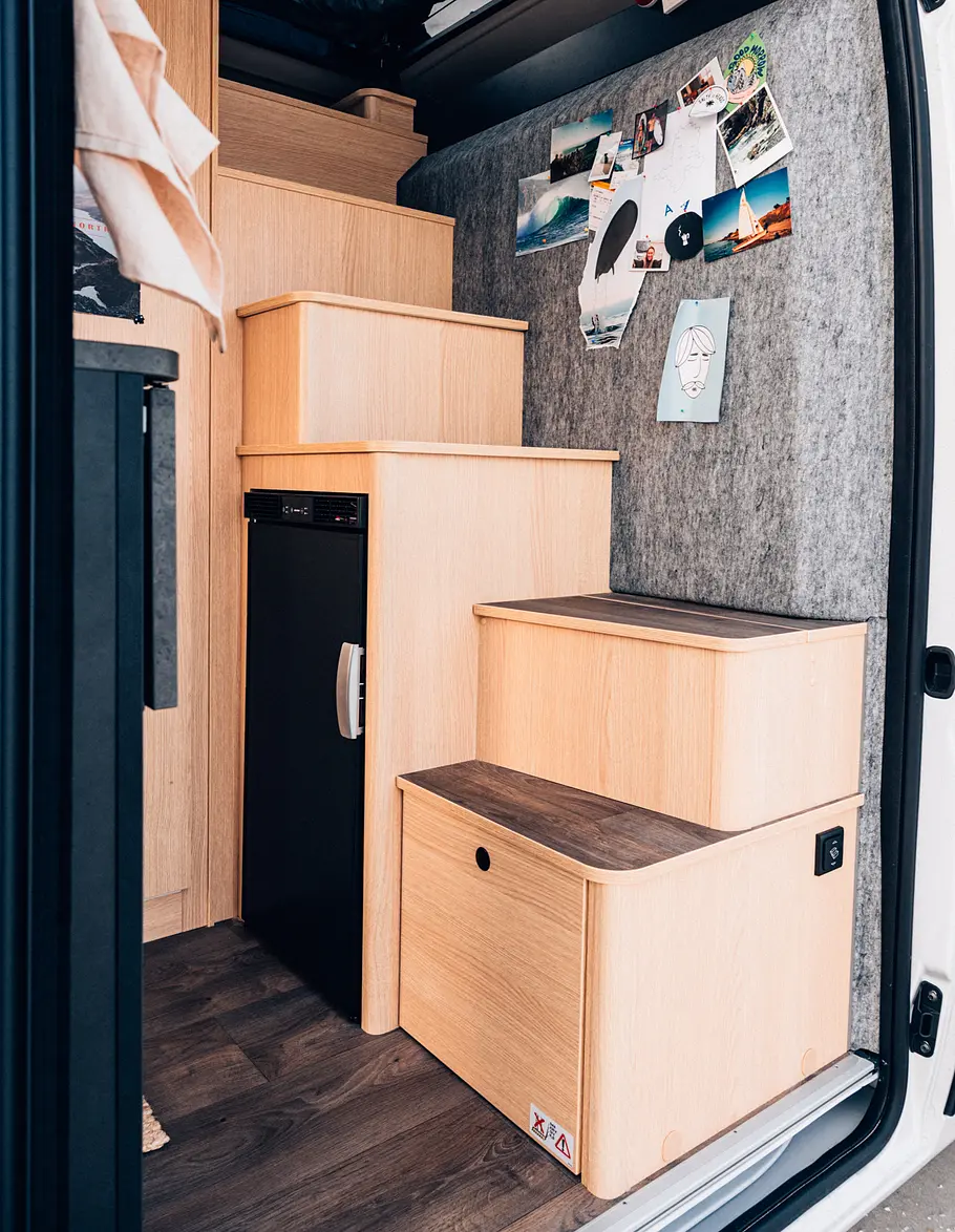 Sunlight Cliff 540V Vanlife Die Stufen zum Schlafdach des Sunlight Cliff 540V Vanlife durch die geöffnete Schiebetüre fotografiert.