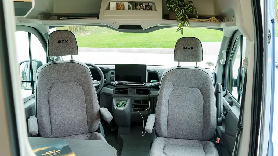 Das Cockpit mit den in Richtung Wohnraum gedrehten Vordersitzen im Sunlight Ibex 604D.