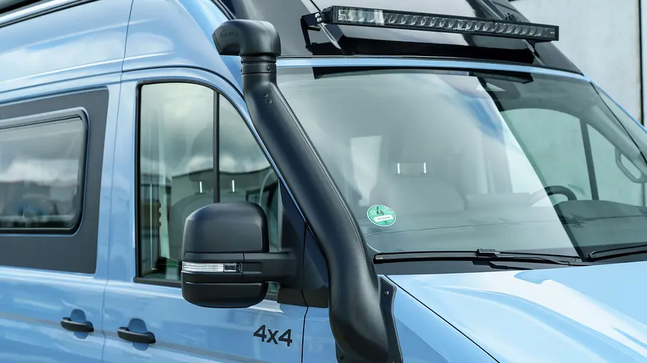 Sunlight Ibex 604D Die Detailaufnahme zeigt die LED-Außenleiste und den Ansaugschnorchel an der Frontpartie des Sunlight Ibex 604D.