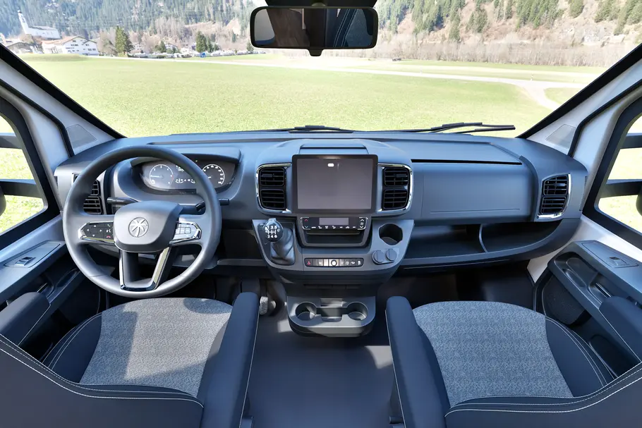 Die Innenaufnahme zeigt das Cockpit des Sunlight T58.