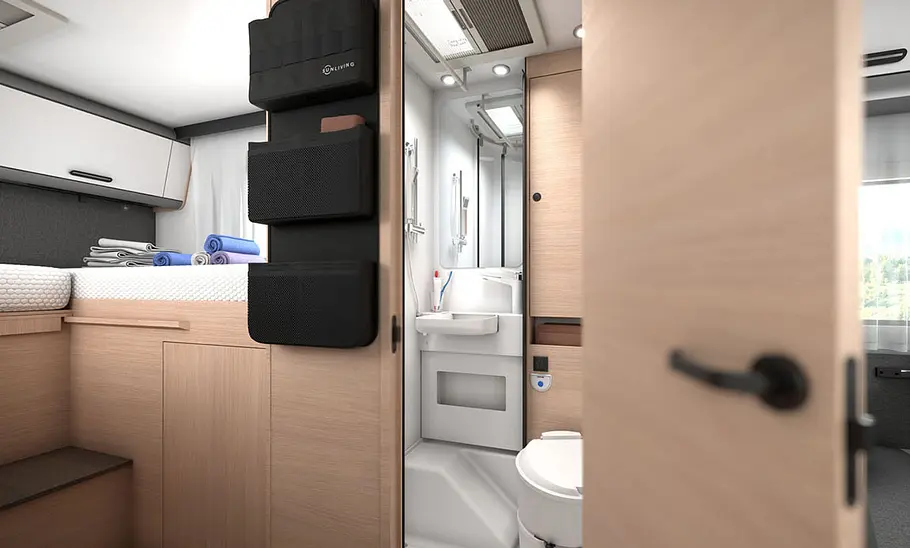 Sunliving C 70 DL (2025) Die Innenaufnahme zeigt das Duschbad des Sunliving C 70 DL (2025) bei geöffneter Zwischentür.