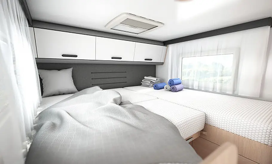 Sunliving C 70 DL (2025) Die Innenaufnahme zeigt das Schlafzimmer des Sunliving C 70 DL (2025) bei geöffneter Zwischentür.