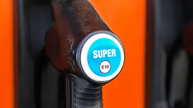 Super E10-Beschriftung an einer Zapfpistole. - Foto: Imago