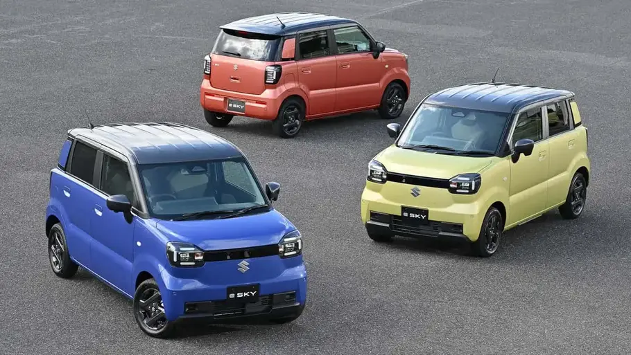 Suzuki e Sky Drei Suzuki e Sky in unterschiedlichen Farben auf einer geteerten Fläche stehend fotografiert.
